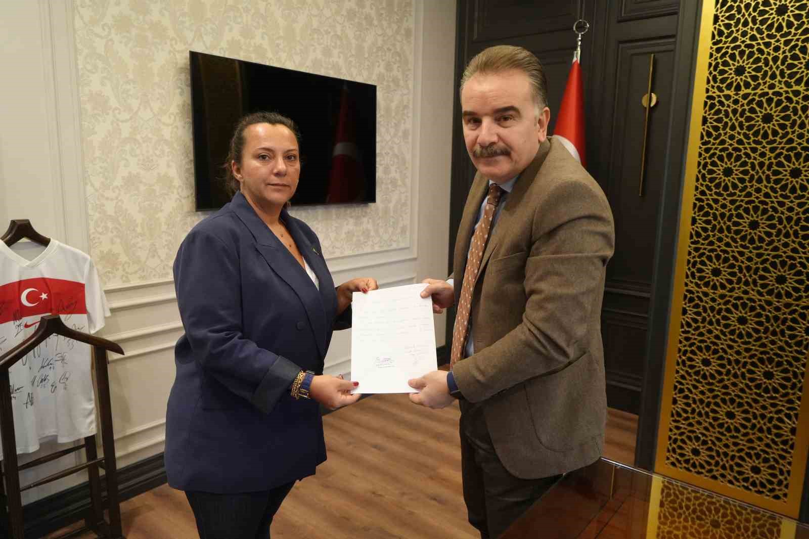 Balıkesir’in Edremit ilçesinde İDA-SAR Arama Kurtarma Derneği Başkanı Şenay Demiryontan,