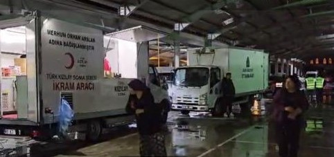 Depremin ardından gelen yağış, sokakta bulunan vatandaşlara zor anlar yaşattı Balıkesir’in Sındırgı ilçesinde 6.1 büyüklüğündeki depremin ardından başlayan sağanak yağış