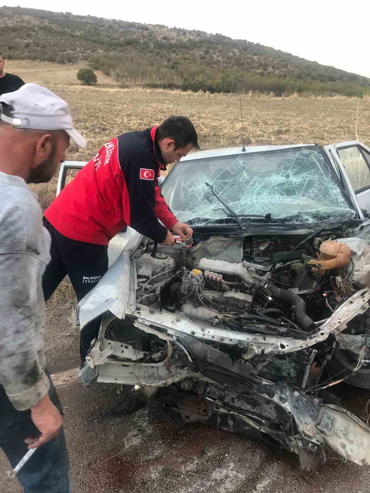 Balıkesir’in Altıeylül ilçesinde meydana gelen çift taralı trafik kazasında otomobil