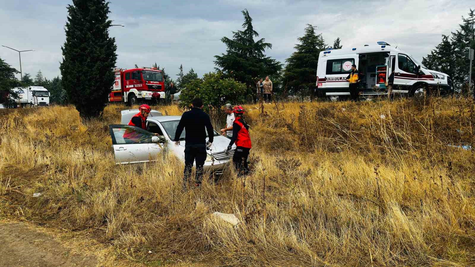 Balıkesir’de Kepsut yönüne giden otomobil yağıştan dolayı kayarak, şarampole uçtu.