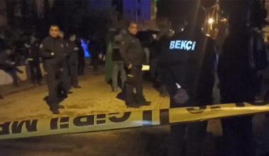 Balıkesir’in Edremit ilçesi İkizçay Mahallesi’nde bir evin giriş kapısında kan