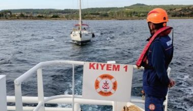 Çanakkale Boğazı’nda makine arızası yaparak sürüklenen ve içinde 2 kişinin