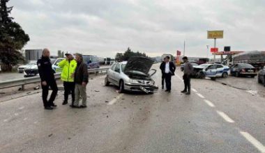 Balıkesir’de polis aracının otomobille çarpışması sonucu 1’i polis memuru 3