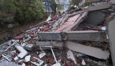 Balıkesir Sındırgı ilçesine meydana gelen 6.1 büyüklüğündeki deprem yıkıma neden