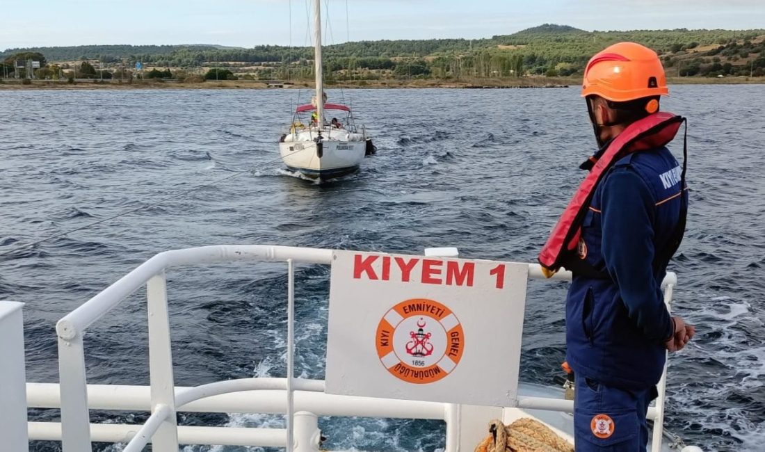 Çanakkale Boğazı’nda makine arızası yaparak sürüklenen ve içinde 2 kişinin