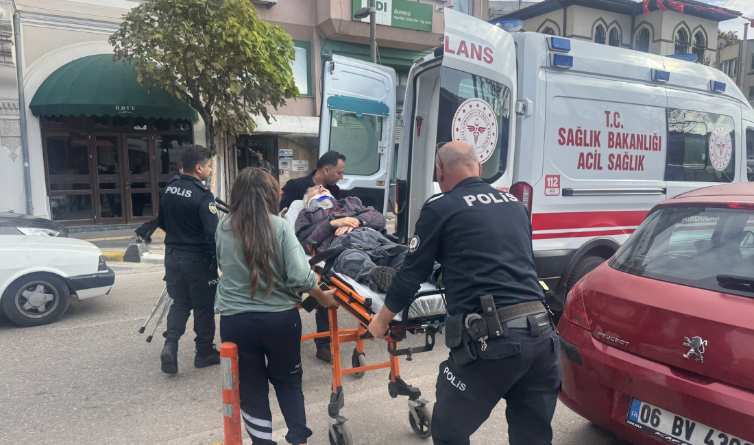 Balıkesir’in Bandırma ilçesinde Cumhuriyet Caddesi üzerinde yürüyen bir vatandaş aniden