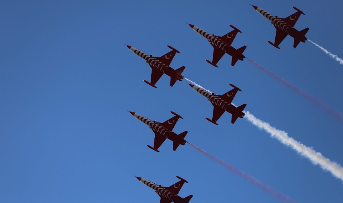 Türk Yıldızları Bandırma semalarında Türk Hava Kuvvetleri’nin akrobasi timi Türk Yıldızları, Bandırma semalarında unutulmaz
