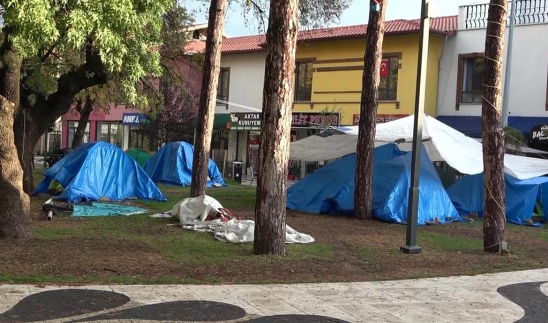 Sındırgı’da depremin ardından halk geceyi sokakta ve çadırlarda geçirdi Balıkesir’in Sındırgı ilçesinde dün gece meydana gelen 6.1 büyüklüğündeki depremin