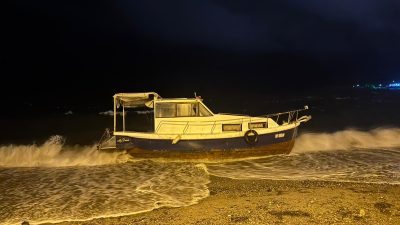 Balıkesir’in Erdek ilçesinde şiddetli lodos etkili oldu. Çok sayıda tekne
