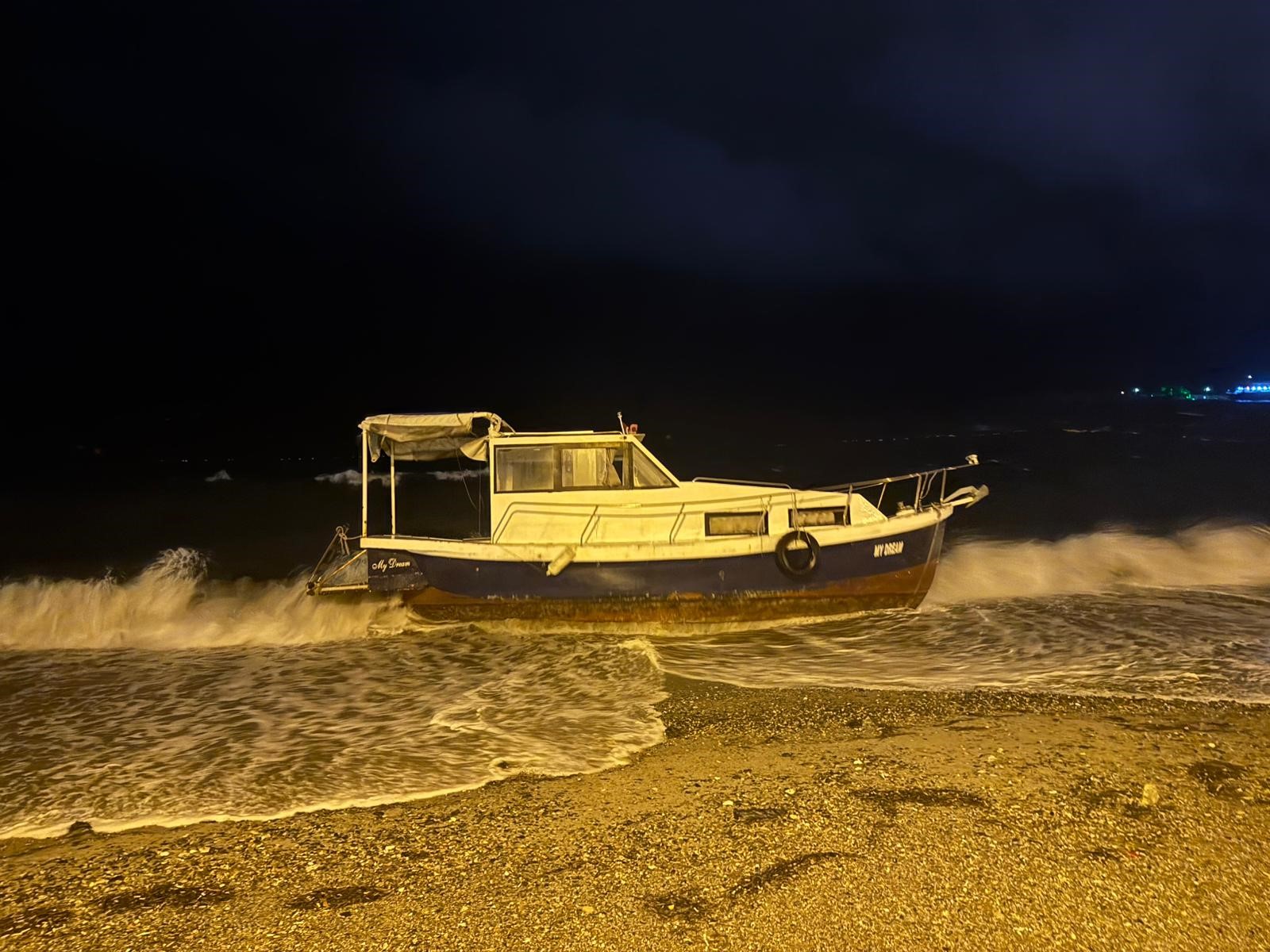 Balıkesir’in Erdek ilçesinde şiddetli lodos etkili oldu. Çok sayıda tekne