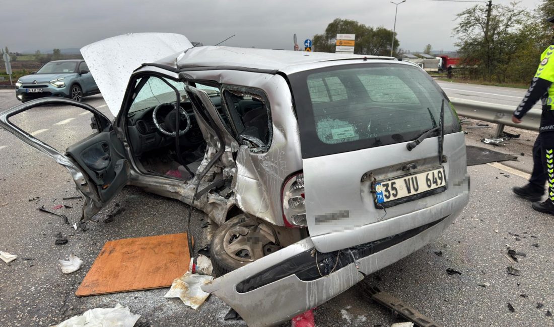 Balıkesir’de polis aracı otomobille çarpıştı: 3 yaralı Balıkesir'de polis aracının otomobille çarpışması sonucu 1'i polis memuru 3