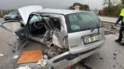 Balıkesir'de polis aracının otomobille çarpışması sonucu 1'i polis memuru 3