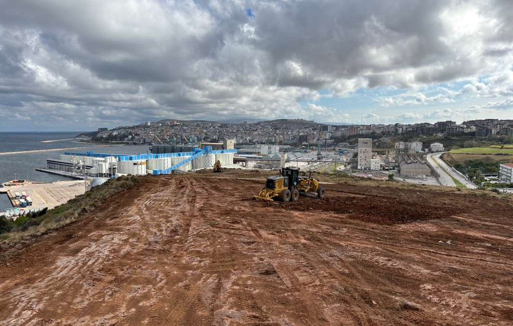 Ağaçlandırma için hazırlık tam gaz! Neyse ki tek bir ağaç bile kesilmedi Bandırma’nın Ayyıldız Mahallesi’nde, halk arasında “Eski Askeriye Çamlık” olarak bilinen