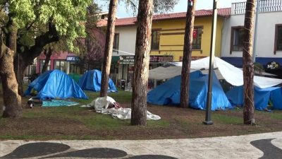 Sındırgı’da depremin ardından halk geceyi sokakta ve çadırlarda geçirdi  Balıkesir’in Sındırgı ilçesinde dün gece meydana gelen 6.1 büyüklüğündeki depremin