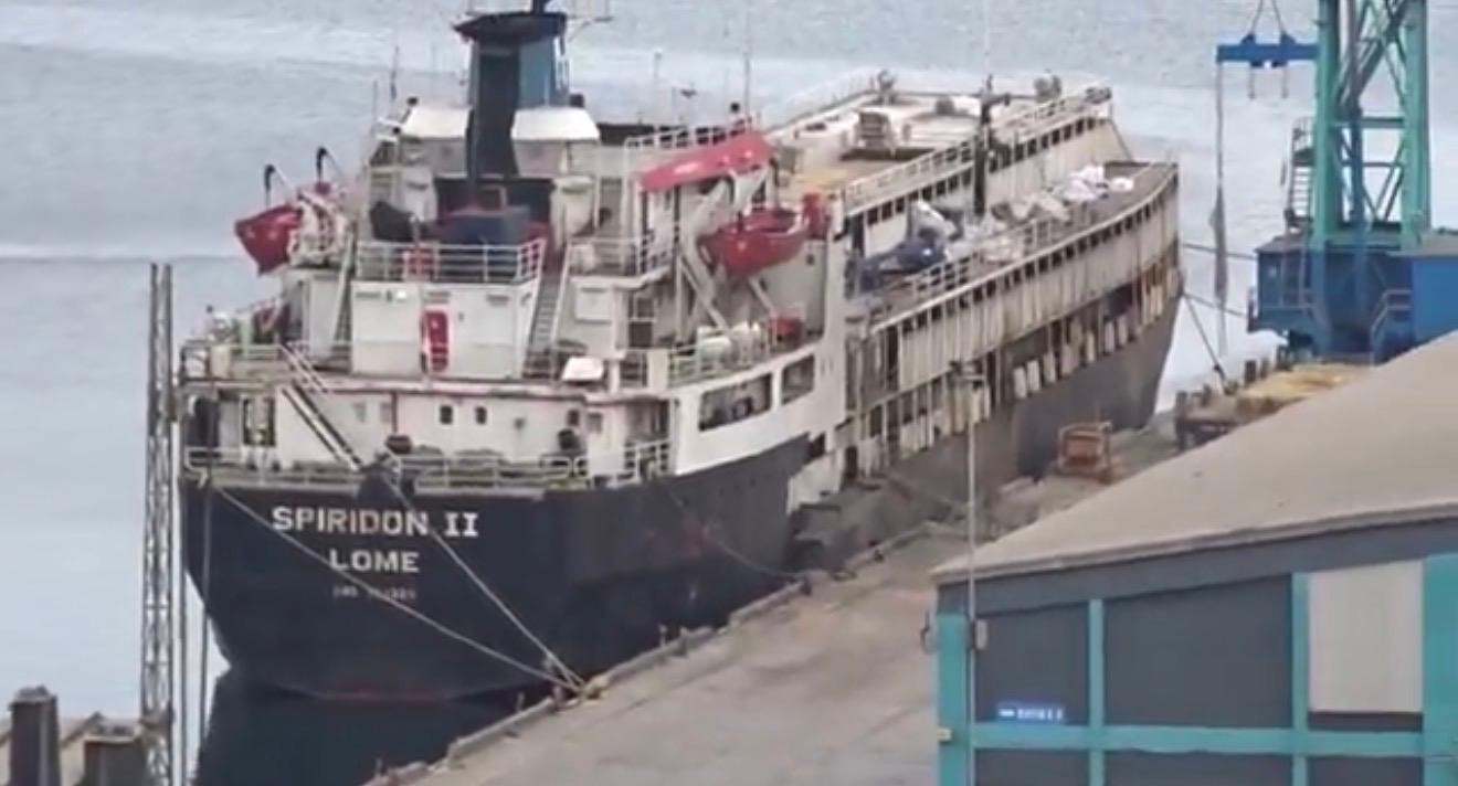 Balıkesir’in Bandırma ilçesi açıklarında demirleyen Spiridon-II isimli gemi yem, saman