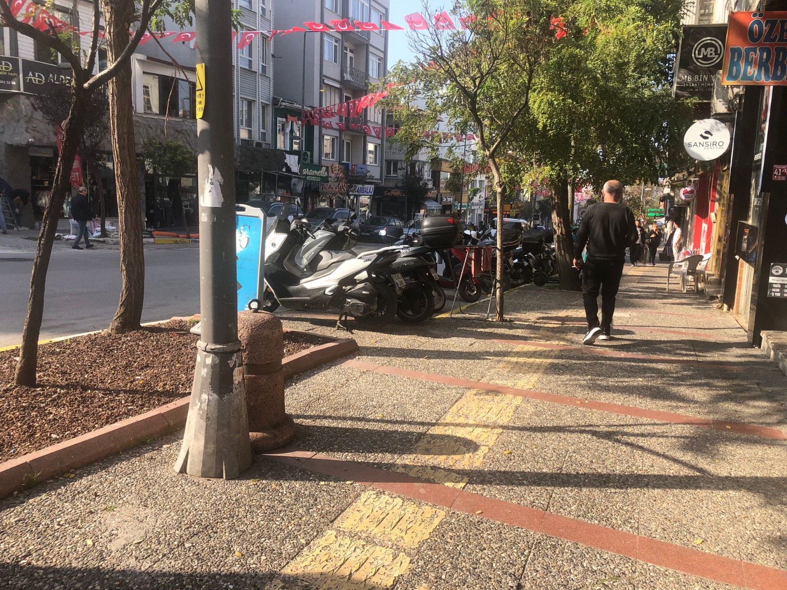 Bir zamanlar başka şehirlerde birisi yolun ortasından yürüyünce “Hey hey,