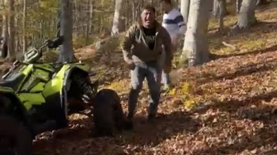 Balıkesir’de dağlık alanda off road yapan bir kişi ATV ile