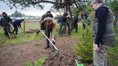 Balıkesir’in Sındırgı ilçesinde 11 Kasım Milli Ağaçlandırma Günü kapsamında düzenlenen