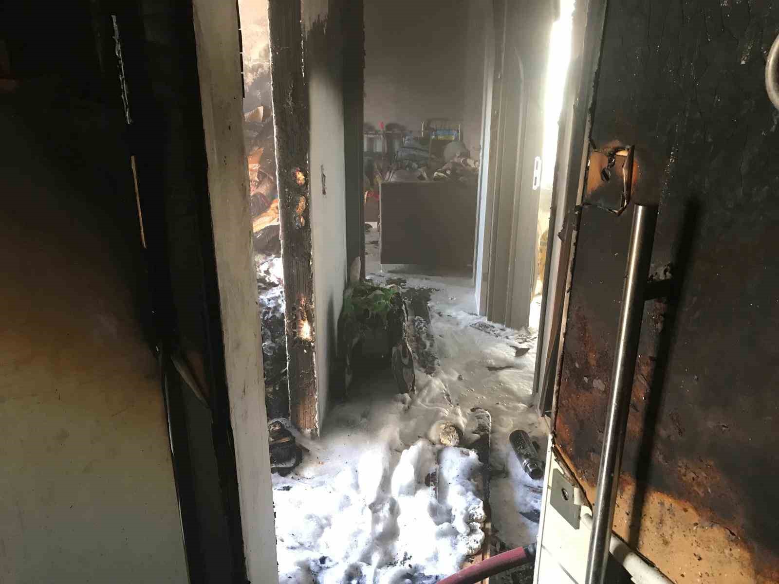 Bandırma’da 5 katlı bir apartmanın 3’üncü katında yangın meydana geldi.