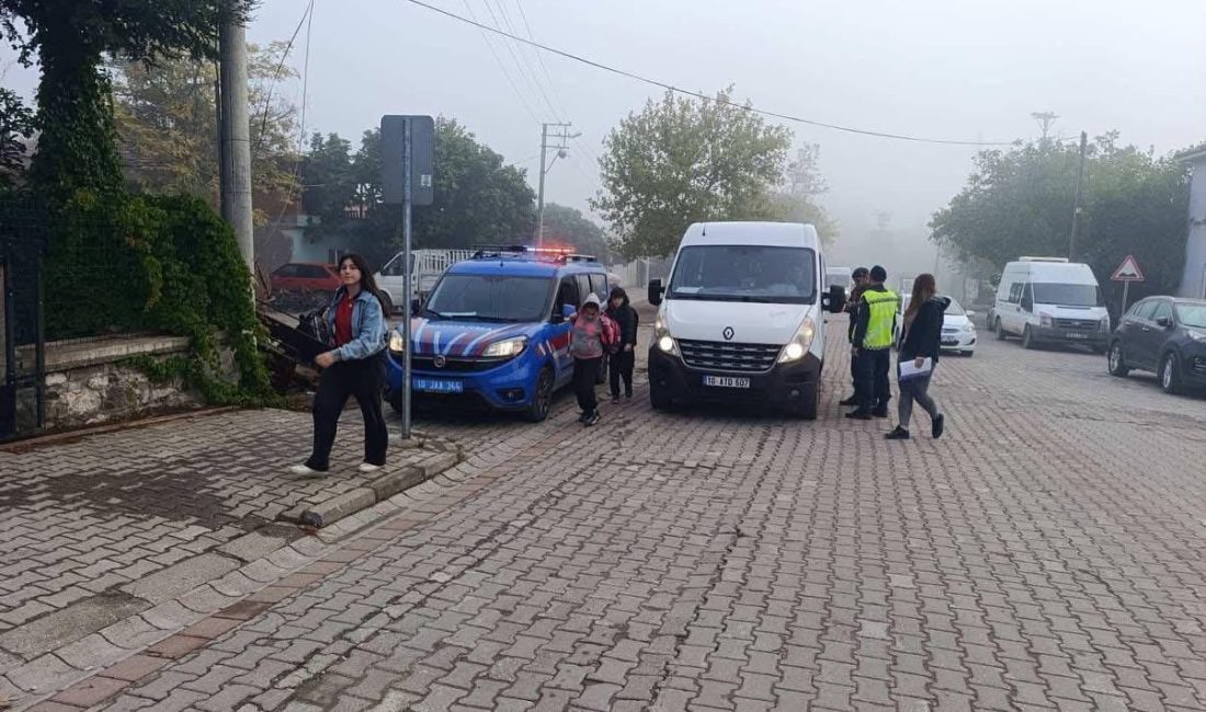 Balıkesir İl Jandarma Komutanlığından Öğrencilerin Güvenliği İçin Yoğun Denetim Balıkesir İl Jandarma Komutanlığına bağlı Trafik Jandarması ve Asayiş Timleri