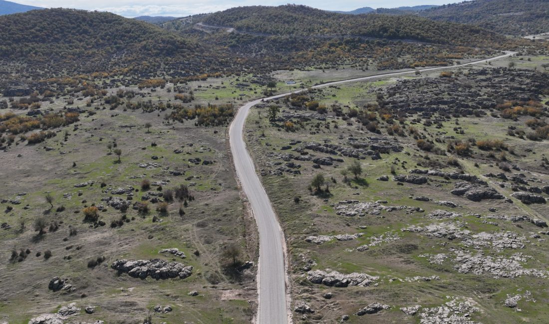 Büyükşehir kırsal mahalle yollarını asfalta kavuşturuyor Balıkesir Büyükşehir Belediye Başkanı Ahmet Akın, verdiği sözleri yerine getiriyor.