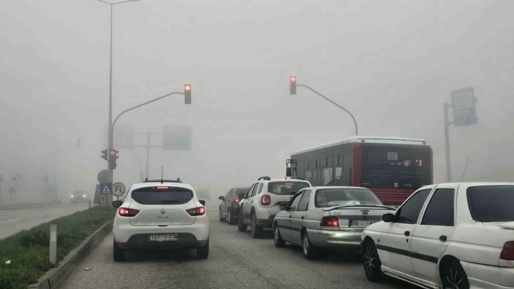 Balıkesir’in Bandırma ilçesinde, sabahın erken saatlerinde etkili olan yoğun sis,
