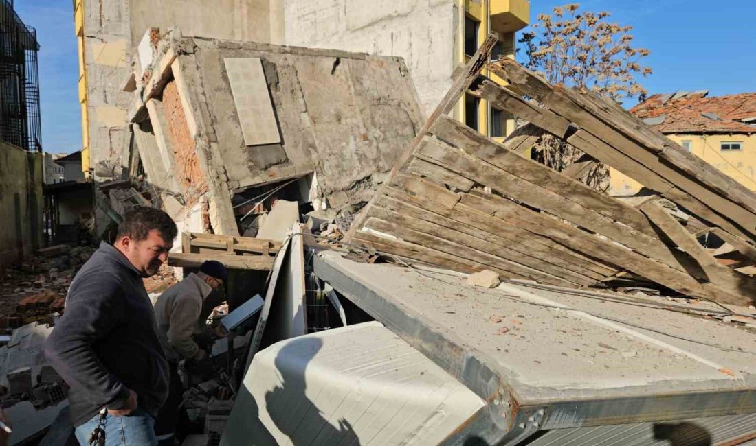 Yıkım sırasında enkaz altında kalmaktan saniyelerle kurtuldular Balıkesir’in Sındırgı ilçesinde 27 Ekim’de meydana gelen depremin izleri silinmeye