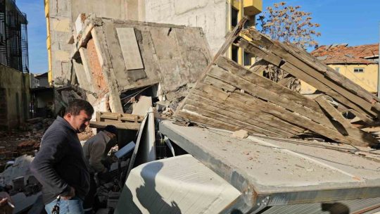 Balıkesir’in Sındırgı ilçesinde 27 Ekim’de meydana gelen depremin izleri silinmeye