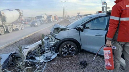 Bursa-Çanakkale istikametinde aydınlatma direğine çarpan otomobilinin sürücüsü, hurdaya dönen araçtan