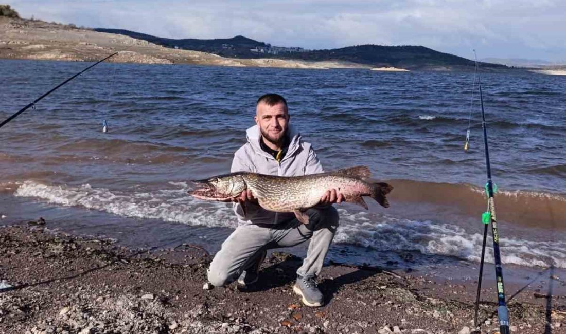 Balıkesir’in Sındırgı ilçesinde bulunan Çaygören Barajı’nda balık avına çıkan profesyonel