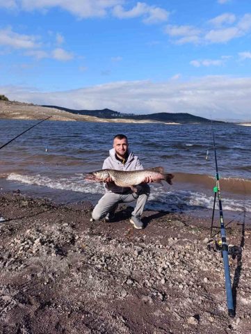 Balıkesir’in Sındırgı ilçesinde bulunan Çaygören Barajı’nda balık avına çıkan profesyonel