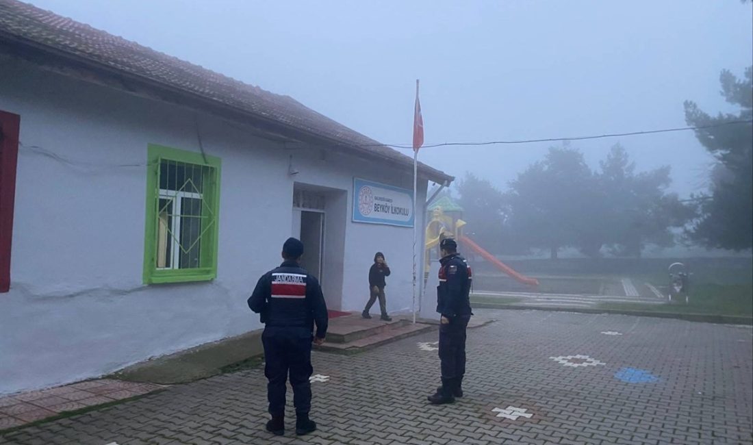 Balıkesir İl Jandarma Komutanlığı ekipleri, yılbaşı öncesinde öğrencilerin güvenliğini sağlamak
