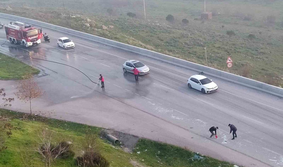 Cam paleti yüklü kamyonetten düşen cam parçaları trafiği durdurdu Balıkesir’de inşaata cam götürmek üzere yüklediği cam yüklü panellerin yokuş