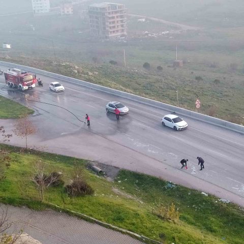 Balıkesir’de inşaata cam götürmek üzere yüklediği cam yüklü panellerin yokuş
