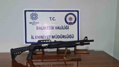 Balıkesir’in Gönen ilçesinde polis ekiplerince düzenlenen çalışmalarda ruhsatsız silah ile