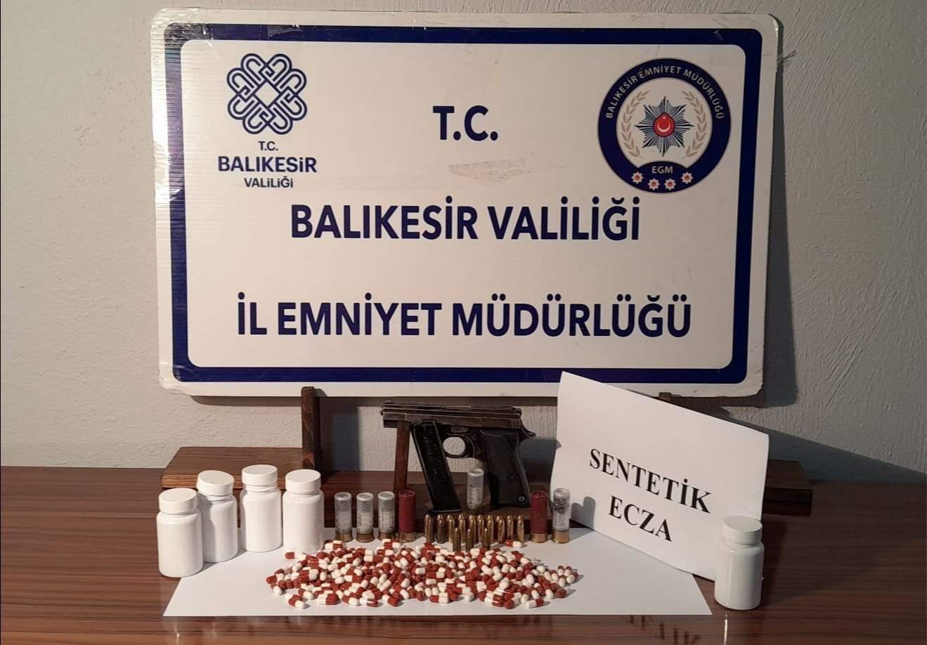 Balıkesir’in Gönen ilçesinde polis ekiplerince yürütülen çalışmalarda uyuşturucu madde ile