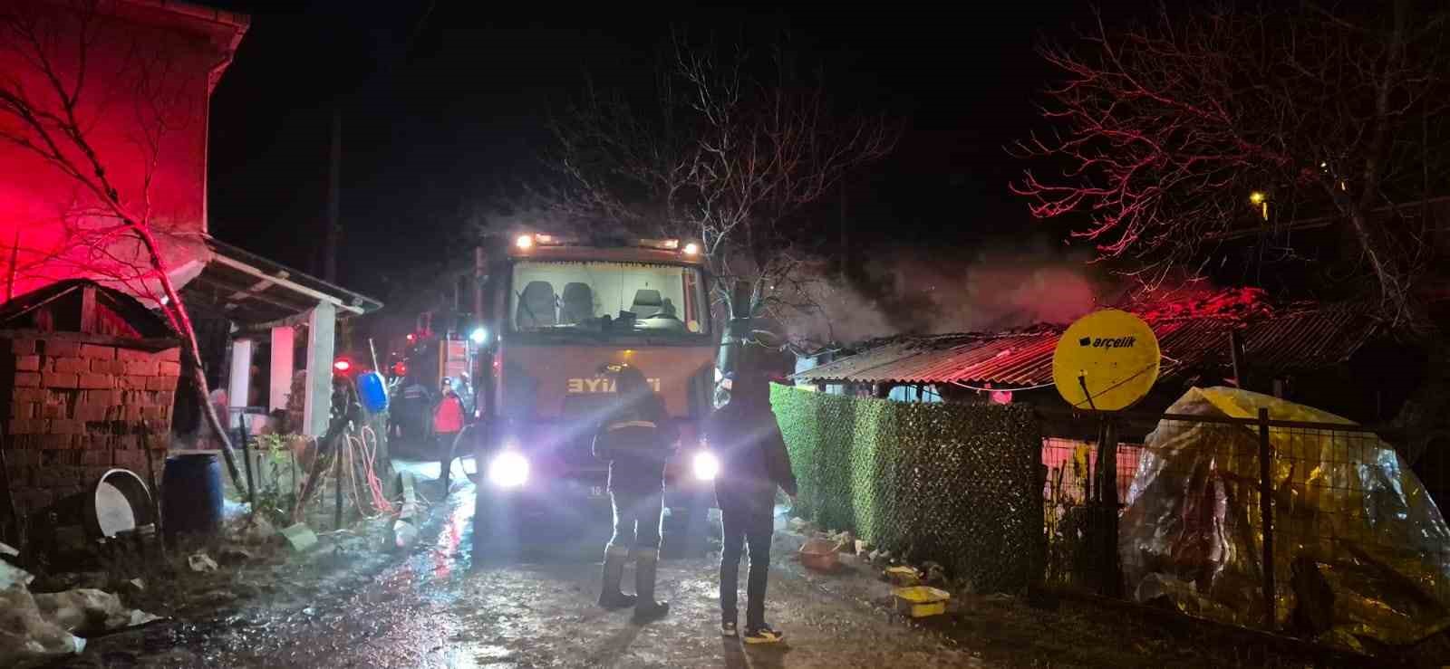 Balıkesir’in Manyas ilçesinde tek katlı müstakil evde çıkan yangın itfaiye