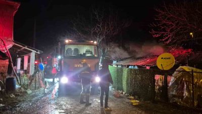 Balıkesir’in Bigadiç ilçesinde meydana gelen ev yangınında bir kişi dumandan