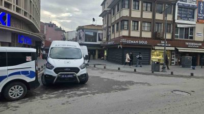 Balıkesir’de bir kuyumcu kapalı olduğu saatlerde kimliği belirsiz kişilerce kurşunlandı.