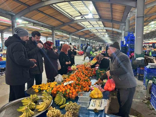 Depremlerin ardından Sındırgı’da komşuluk seferberliği Balıkesir’in Sındırgı ilçesinde 10 Ağustos ve 27 Ekim tarihlerinde meydana