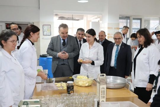 Kaymakam Odabaş meslek lisesindeki üretim alanlarını inceledi Balıkesir’in Edremit ilçesinde Kaymakam Ahmet Odabaş ve İlçe Millî Eğitim