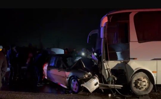 Gönen’de işçi servisi ile otomobil çarpıştı: 1 ölü, 13 yaralı Balıkesir’in Gönen ilçesinde işçi servisi ile otomobilin çarpışması sonucu 1