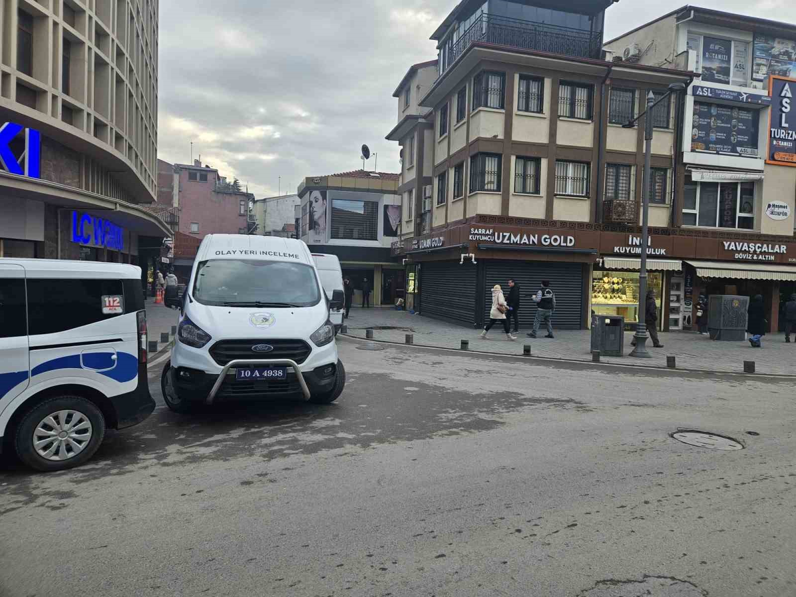 Balıkesir’de bir kuyumcu kapalı olduğu saatlerde kimliği belirsiz kişilerce kurşunlandı.