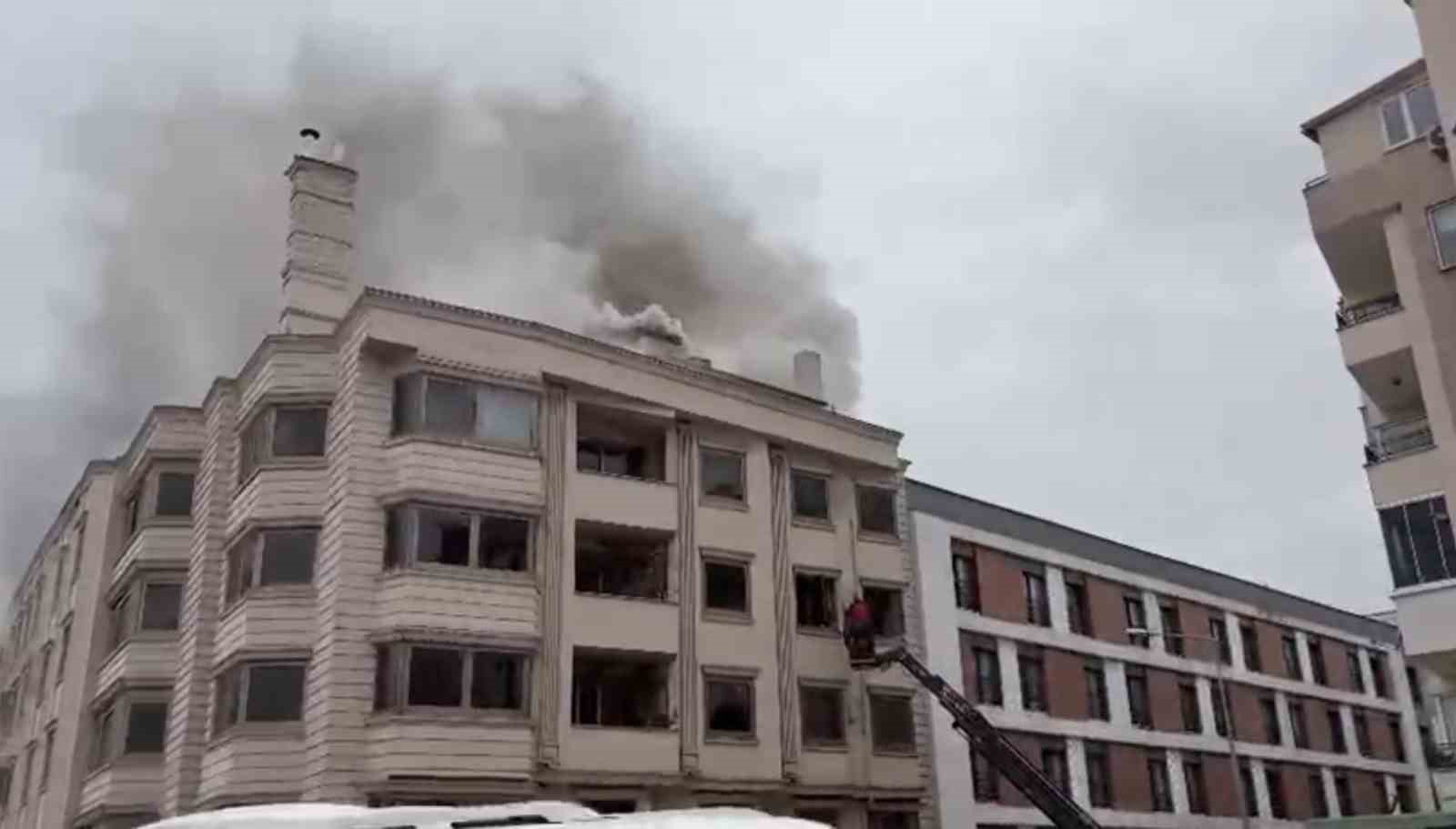 Balıkesir’de bir dönem otel olarak kullanılan binada çıkan yangın paniğe