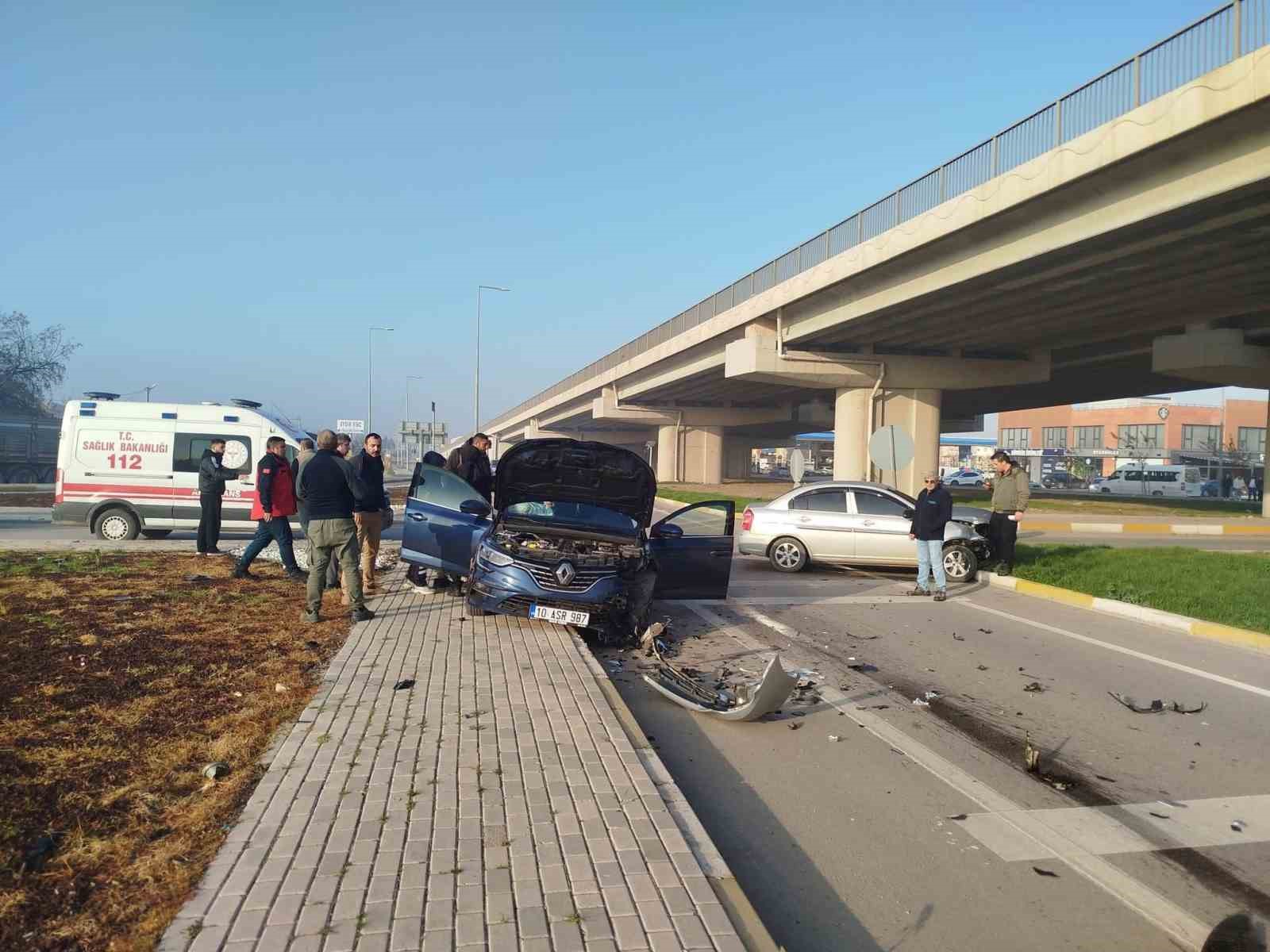 Balıkesir’in Bandırma ilçesinde, 17 Eylül Mahallesi Korozman Kavşağı’nda iki aracın