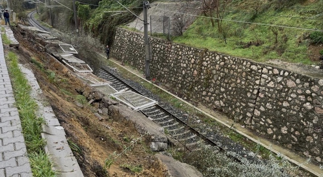 Balıkesir’in Bandırma ilçesinde tren yolu güzergâhındaki istinat duvarı, sabah saatlerinde