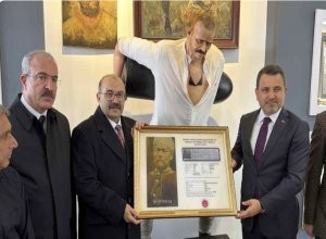 Çanakkale Savaşları’nın simge isimlerinden 276 kiloluk top mermisini kaldırarak düşman