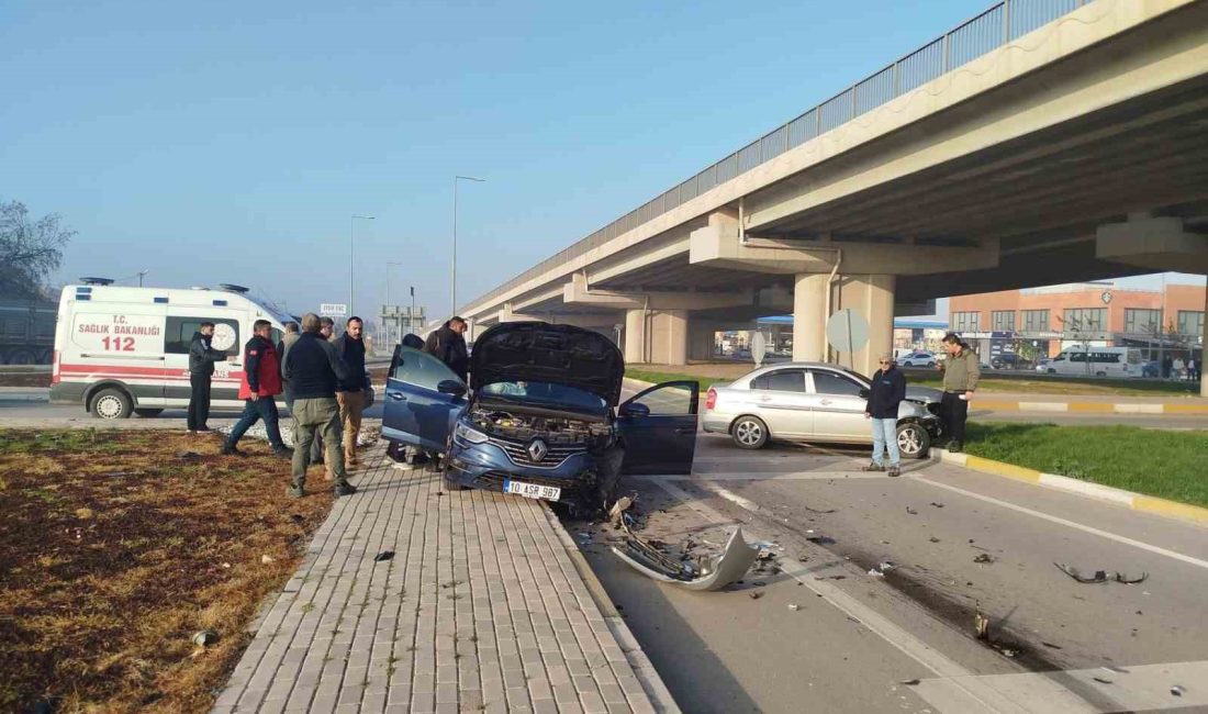 Dur levhasına uymadı, kavşakta kaza: 1 yaralı Balıkesir’in Bandırma ilçesinde, 17 Eylül Mahallesi Korozman Kavşağı’nda iki aracın