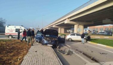 Balıkesir’in Bandırma ilçesinde, 17 Eylül Mahallesi Korozman Kavşağı’nda iki aracın