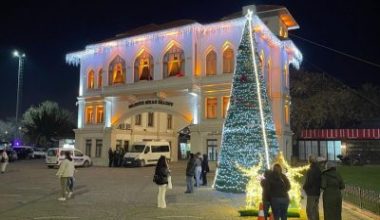 Bandırma Belediyesi, yaklaşan yeni yıl öncesinde kent genelinde gerçekleştirdiği süsleme